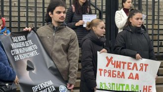 „Ние не мълчим“: Протести срещу насилието над деца в София и Бургас (галерия и видео)