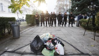 Граждани обсипаха с чували с боклук централата на „ДПС-Ново начало“