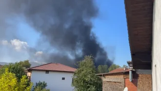 „Димът затъмни слънцето“. Гори склад за скрап в завод за стомана в Перник (Обновена)