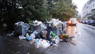 Граждани помагат за справянето на боклука в кризисните райони, докато други нарочно трупат