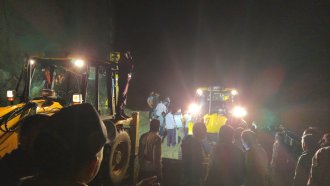 Поне 15 жертви на затрупан от свлачище автобус в Индия