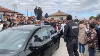 Избори в Пазарджик: Наплив на кандидати и полиция, слаба активност и обичайните шашми (Видео)