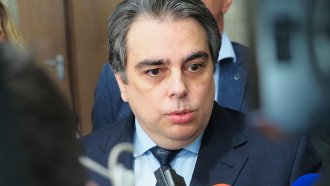 „Лоша шега и нарушен закон“: Асен Василев за избора Румен Спецов да поеме „Лукойл“