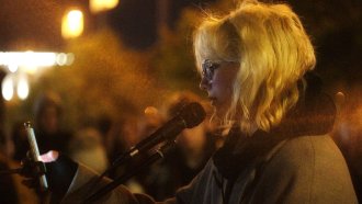 Руска улична музикантка, арестувана заради пацифистки песни, беше освободена днес и напусна Русия