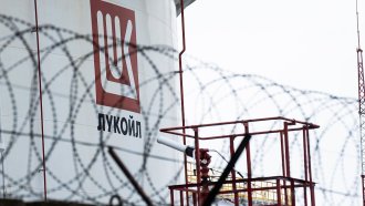 Руската „Лукойл“ обяви, че преговаря с няколко кандидати за международните си активи