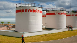 Румънският президент допусна държавен контрол в рафинерията на „Лукойл“