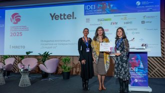 Огледалната коледна елха на „Йеттел“ с приз за вдъхновяващо приобщаване