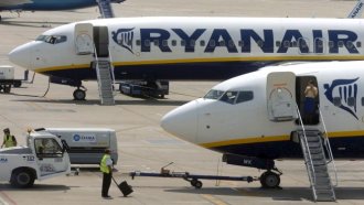 Заради масови закъснения на полети от София и Пиза Ryanair губи права за кацане в Айндховен