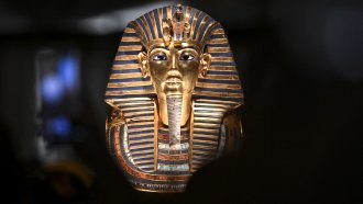 Мумията на Тутанкамон била разчленена и после слепена от  откривателите й