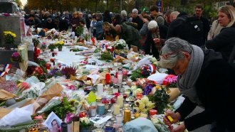 Франция почете жертвите на „Батаклан“: Болката остава и врагът още е тук