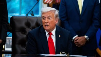 Тръмп „прекарвал часове“ в дома на Епстийн с жертва на сексуален трафик, твърдят изтекли имейли