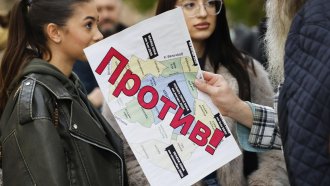 Недоволни от по-скъпото паркиране в София си го изкараха на транспортния министър, зелени спукани балони във Варна