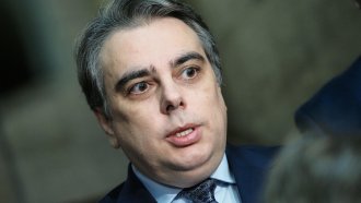 Асен Василев и „Информационно обслужване“ разменят реплики за манипулации