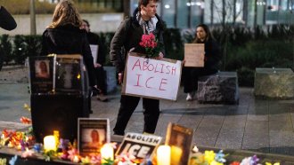 Жената, застреляна от служител на имиграционните служби в Минеаполис, е имала четири огнестрелни рани