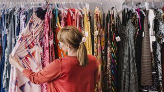 ЕС забранява унищожаване на непродадени дрехи и обувки