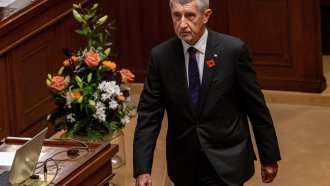 Чешкият парламент разисква вот на недоверие срещу правителството, поискан заради скандал с есемеси