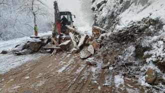 Пътят между Самоков и София остава затворен заради паднали скали
