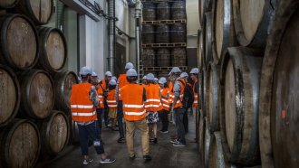 Българските винарни изнасят по-малко, но за повече пари