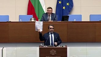Секция по секция. 80-минутният протест на Асен Василев срещу орязването на вота извън ЕС