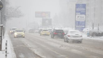 Пътници бутат автобус, задръствания към Витоша – снегът предизвика проблеми в София