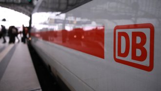 Кондуктор почина след брутален побой от пътник без билет в Германия