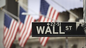 След анонса на Тръмп за Иран: Акциите рязко поскъпнаха, цените на петрола се сринаха