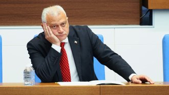 Уж за Петрохан, но всъщност за критика на общо основание. Парламентът пак привика Дечев