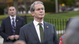 САЩ снеха временно забраната на иранския петрол