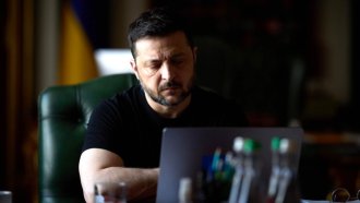 „Въртим се в кръг“. Зеленски възложил подготовка за още три години война