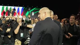 „Национално предателство“: „Демократична България“ атакува Радев за авторекламата с Путин