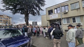 В Царево излязоха на протест срещу акция за купен вот на „софийски полицаи“