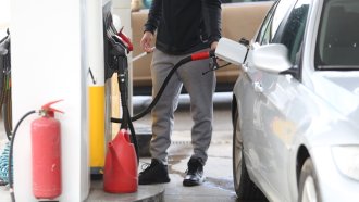 Над 210 000 души получават помощта от 20 евро заради скъпите горива през март