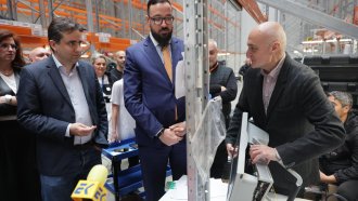 „Цирк пред медиите“. От ГЕРБ разглобиха машина за вота с отвертка. ЦИК: Дори и така нямате достъп до паметта