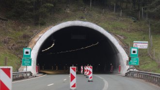 Тираджия блокира трафика в тунел „Витиня“, разследва се саботаж