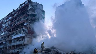 Броят на загиналите в резултат на руския удар по жилищна сграда в Киев нарасна до 8