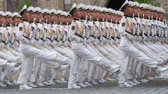 За първи път военни от Северна Корея на парада на Червения площад в Москва (галерия)
