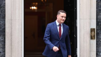 „Примката“ около британския премиер се затяга: и министърът на здравеопазването подаде оставка