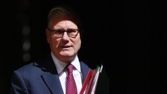 Трима британски министри подадоха оставка, Стармър засега отказва