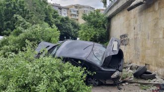 Кола с мигранти падна в подлез в Бургас след полицейска гонка