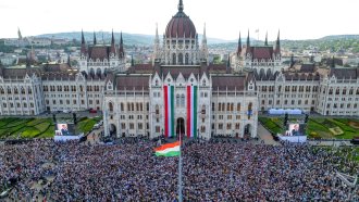 Край на ерата „Орбан“: Петер Мадяр се закле като премиер на Унгария, хората ликуват