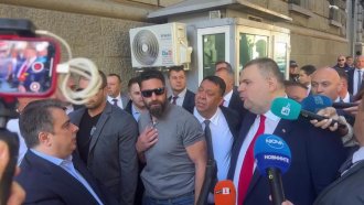 Баретите вече не пазят Пеевски, охранява го само НСО