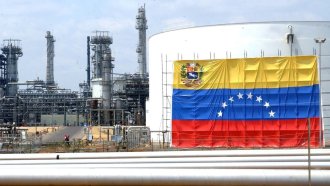 Венецуела подписа петролни и газови споразумения с американски компании
