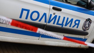 Литовка намушка с нож четирима души около супермаркет във Варна