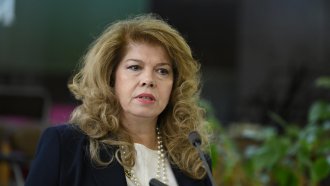 Йотова очаква Тръмп да приеме сделката с Радев за визите. Външната министърка започна совалки