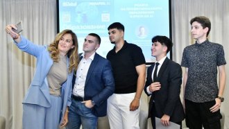 Четири истории на дуален успех