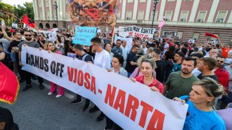 Хиляди албанци протестираха срещу луксозен курорт на девствена брегова линия, свързан със зетя на Тръмп