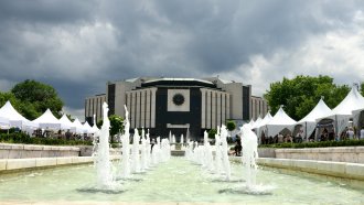 НДК и министърът на културата на нож заради баснословни заплати в дружестовто