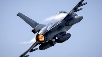 Гръцки F-16 се запали при аварийно кацане
