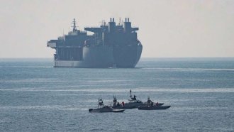 САЩ удариха Иран, Техеран атакува държави от Залива и обяви Ормузкия проток за затворен
