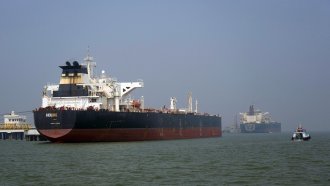 Петролът поскъпна с близо 7% след подновяването на военния конфликт в Близкия Изток
